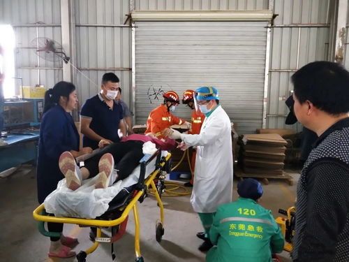 東莞工廠女員工手臂被機(jī)器卡住，消防救援緊急出動(dòng)